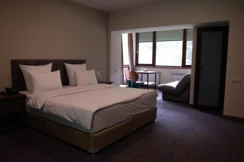 Двухместный (Двухместный номер Делюкс с 1 кроватью и ванной) курортного отеля Apricot Aghveran Resort, Агверан