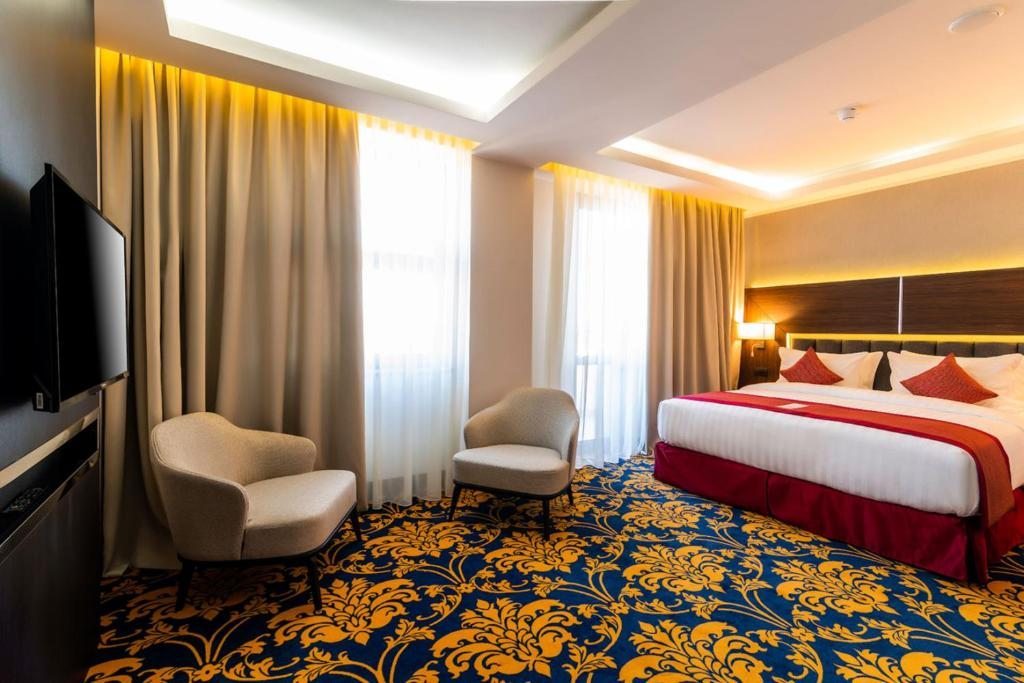 Сьюит (Люкс с кроватью размера «king-size») отеля Ramada Hotel & Suites by Wyndham Yerevan, Ереван