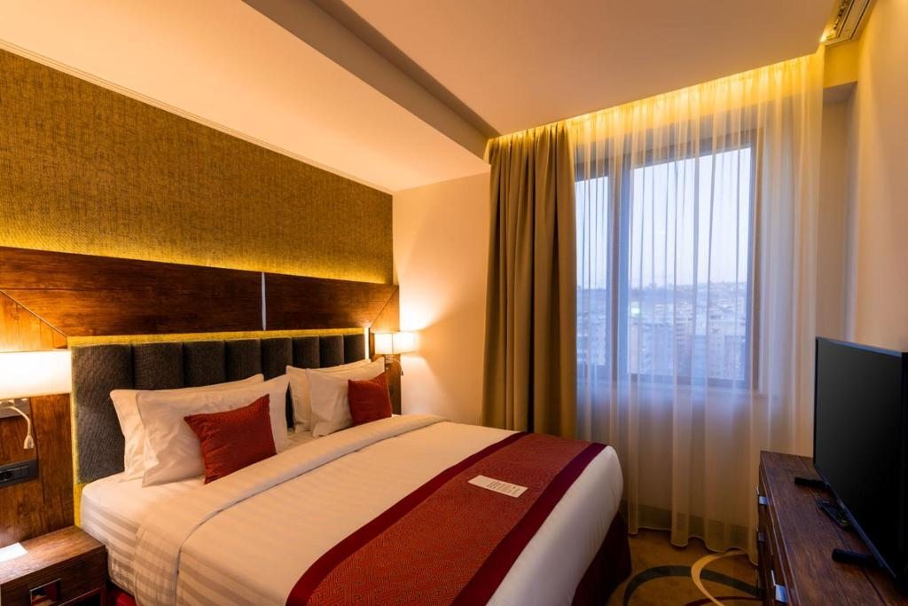 Сьюит (Улучшенный люкс с 2 спальнями) отеля Ramada Hotel & Suites by Wyndham Yerevan, Ереван
