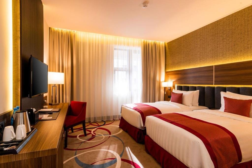 Сьюит (Полулюкс с 2 односпальными кроватями) отеля Ramada Hotel & Suites by Wyndham Yerevan, Ереван