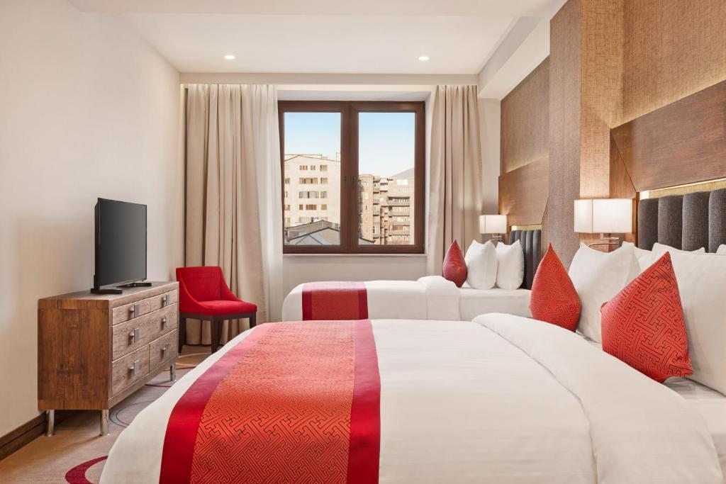 Сьюит (Семейный люкс) отеля Ramada Hotel & Suites by Wyndham Yerevan, Ереван