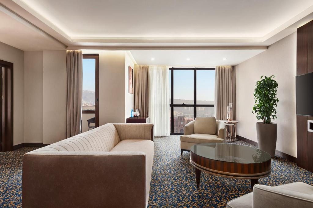 Сьюит (Президентский люкс с 2 спальнями) отеля Ramada Hotel & Suites by Wyndham Yerevan, Ереван