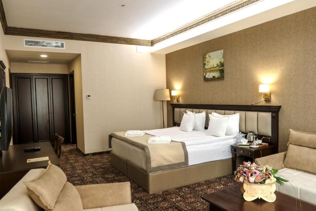 Трехместный (Трехместный номер) отеля Konyak Hotel, Ереван