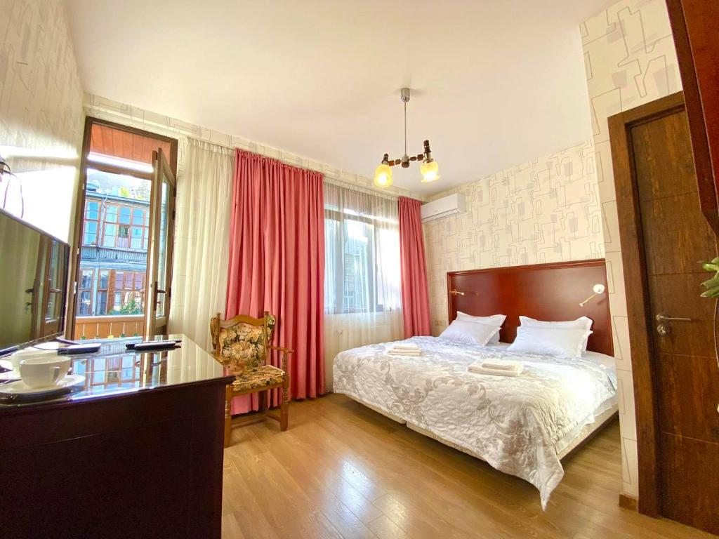 Двухместный (Двухместный номер с 1 кроватью и балконом) гостевого дома Sololaki Apart Hotel, Тбилиси