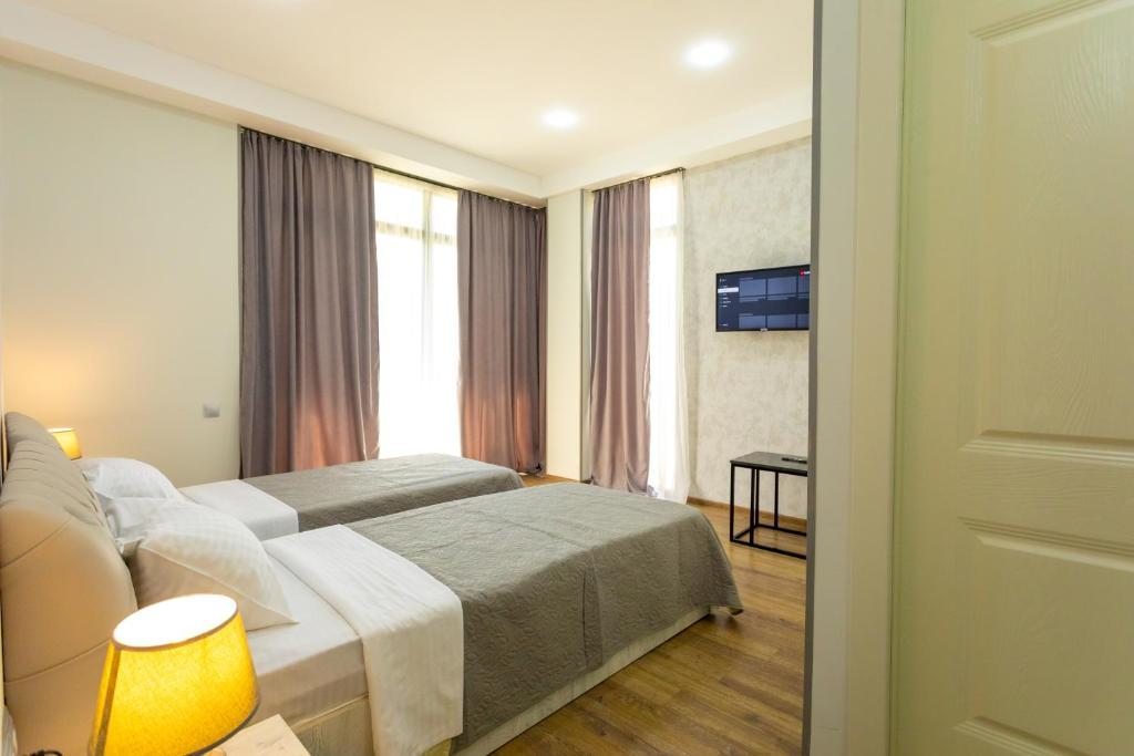 Двухместный (Двухместный номер с 2 отдельными кроватями и балконом) отеля Hotel Rustaveli, Кутаиси