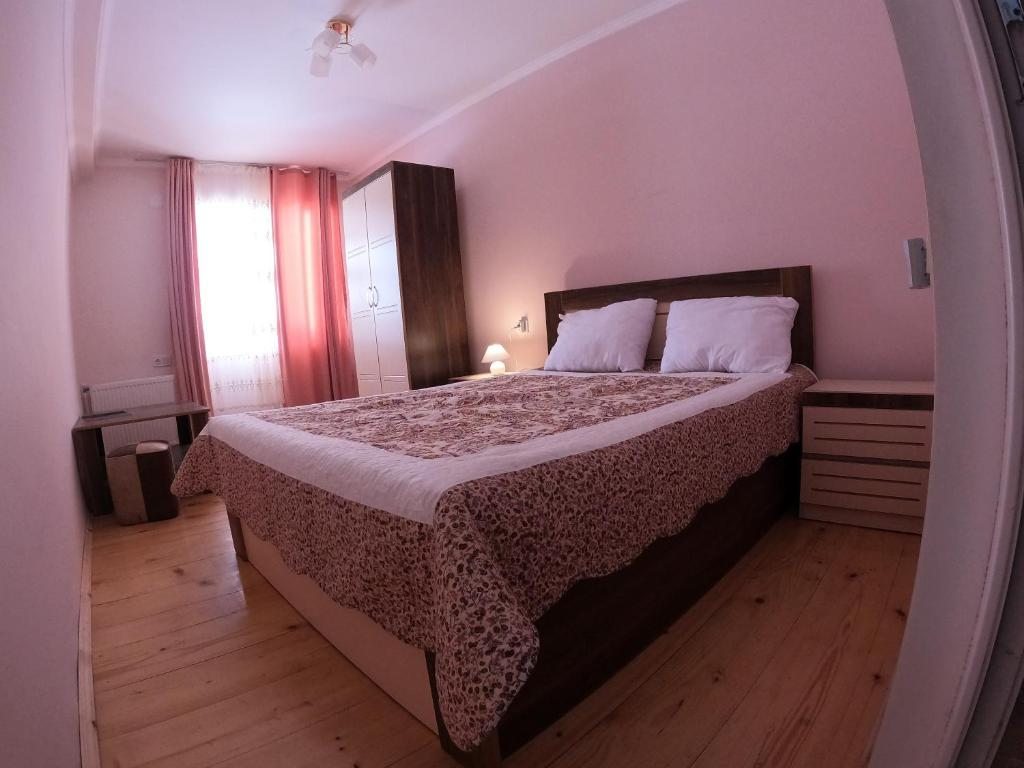 Двухместный (Двухместный номер с 2 отдельными кроватями) семейного отеля Girgvliani Rooms, Местиа
