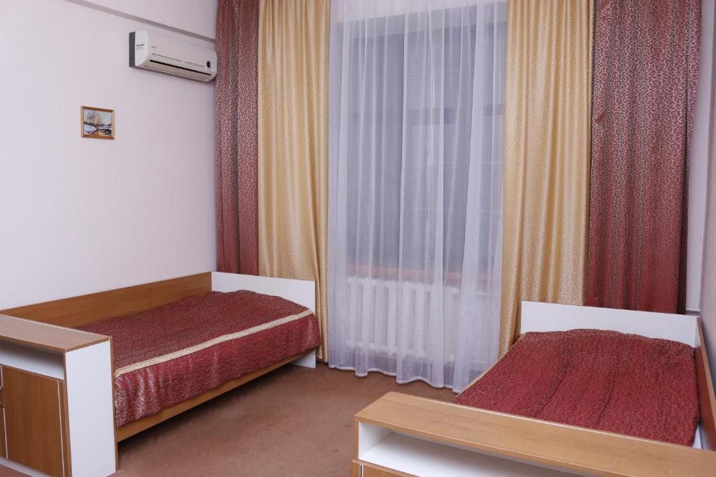 Двухместный (Двухместный номер с 2 отдельными кроватями и душем) отеля Гостиница Север ТОО Север, Павлодар