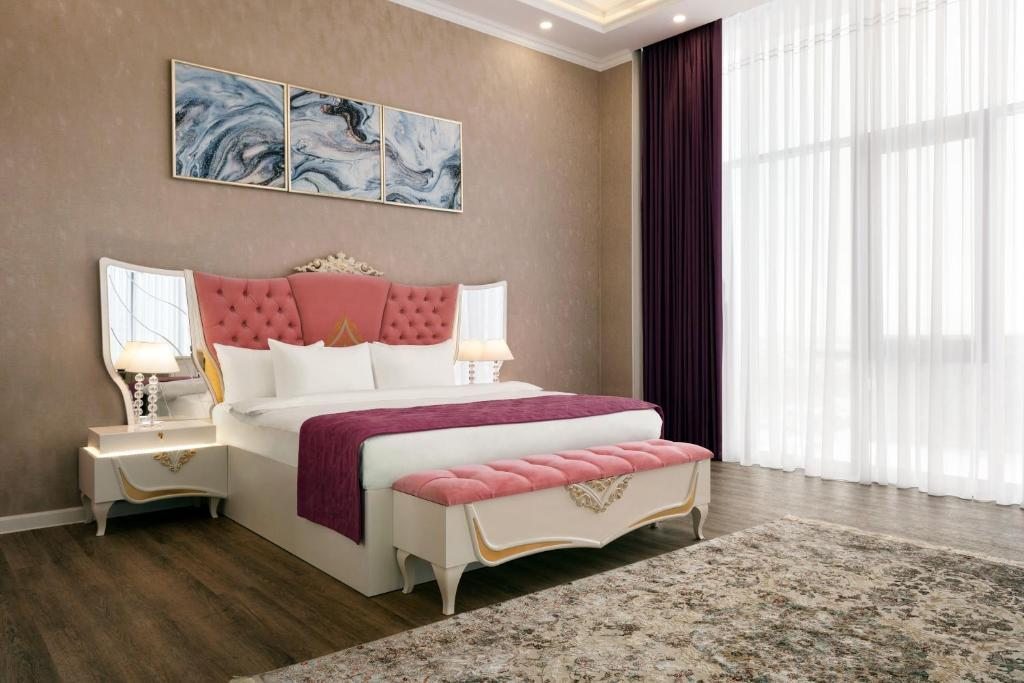 Сьюит (Люкс VIP с кроватью размера «king-size») отеля Ramada by Wyndham Shymkent, Шымкент