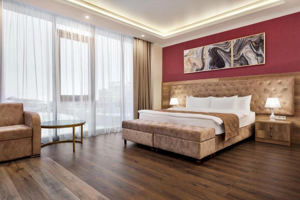 Двухместный (Номер с кроватью размера «king-size» - Подходит для гостей с ограниченными физическими возможностями - Для некурящих) отеля Ramada by Wyndham Shymkent, Шымкент