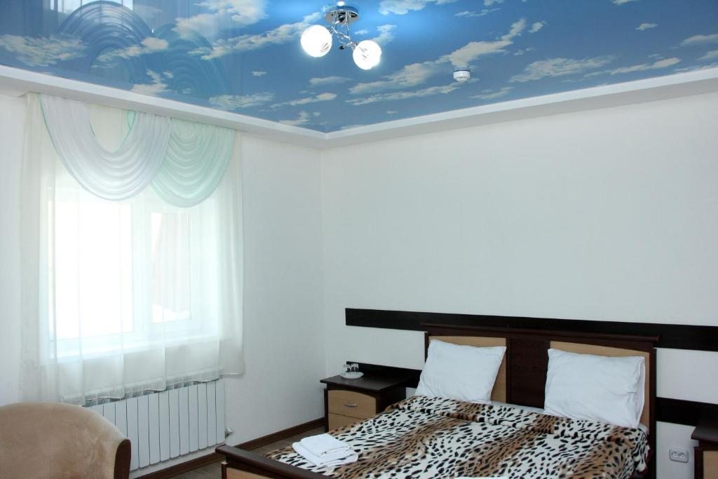 Двухместный (Улучшенный номер с кроватью размера «queen-size») отеля Zhaylau Hotel, Щучинск
