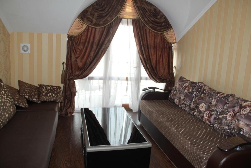 Сьюит (Улучшенный люкс с кроватью размера «king-size») отеля Kristall Hotel, Бостери