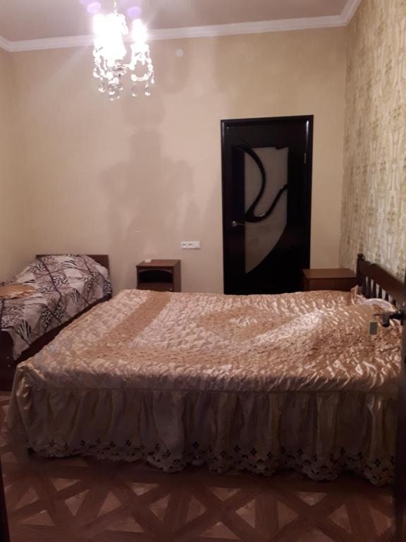 Двухместный (Двухместный номер с двуспальной кроватью и дополнительной кроватью) гостевого дома Гранатовый дворик, Алахадзы