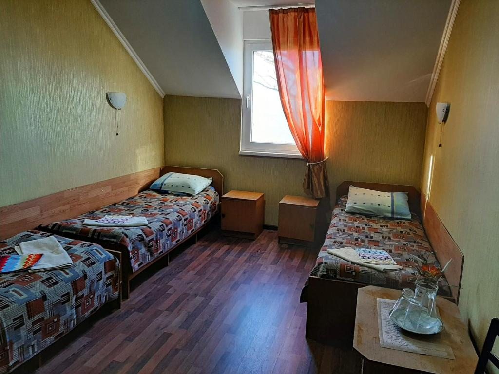 Трехместный (Бюджетный трехместный номер) отеля Dacha khudozhnikov v Gagre, Гагра
