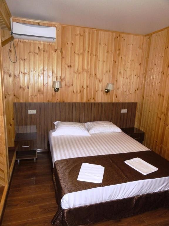 Двухместный (Двухместный номер с двуспальной кроватью и дополнительной кроватью) гостевого дома Guest House Ritsa, Гагра