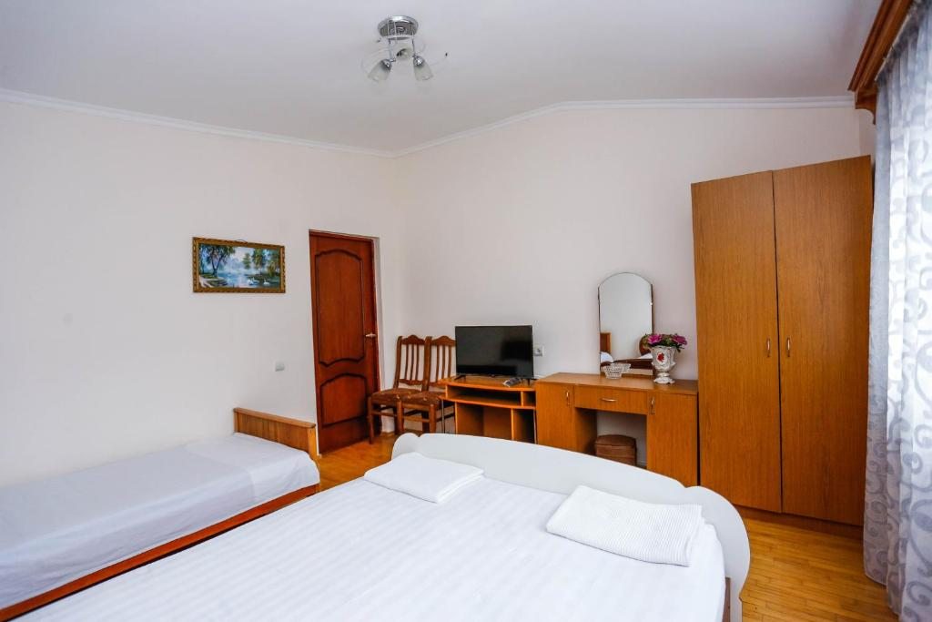 Трехместный (Бюджетный трехместный номер) отеля Mini-hotel Timur, Гагра