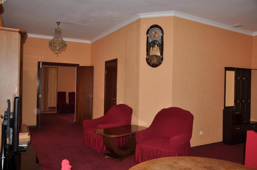 Сьюит (Люкс с кроватью размера «king-size» и гидромассажной ванной) отеля Гагрипш Курортный Комплекс, Гагра