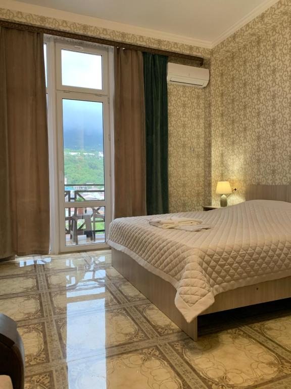 Двухместный (Номер с кроватью размера «king-size» и балконом) отеля Отель Империя, Гагра