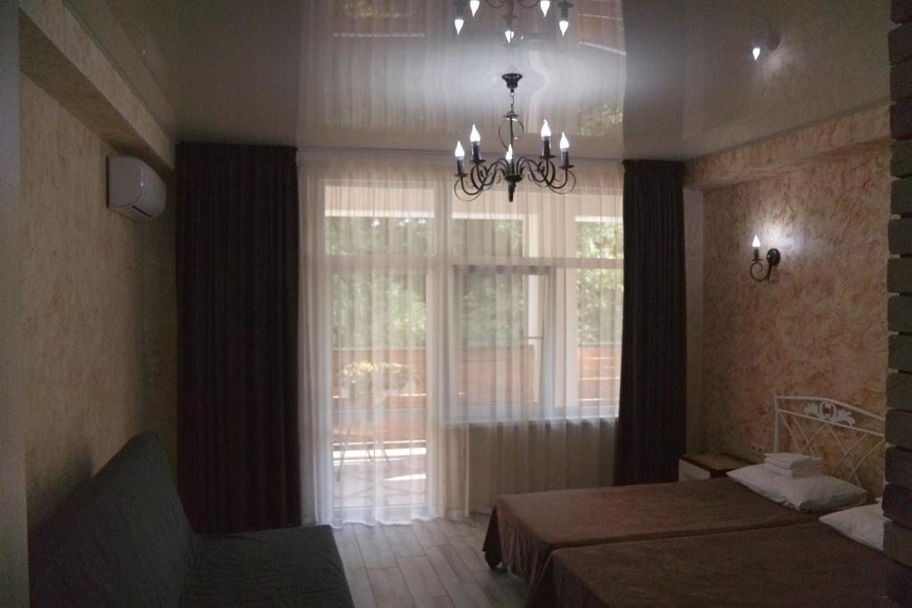 Четырехместный (Четырехместный номер «Комфорт») отеля Gnezdo Beloy Sovy Mini Hotel, Гагра