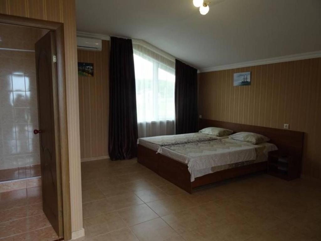 Двухместный (Просторный двухместный номер с 2 отдельными кроватями) гостевого дома Мини-отель Робинзон на Чанба, Гудаута