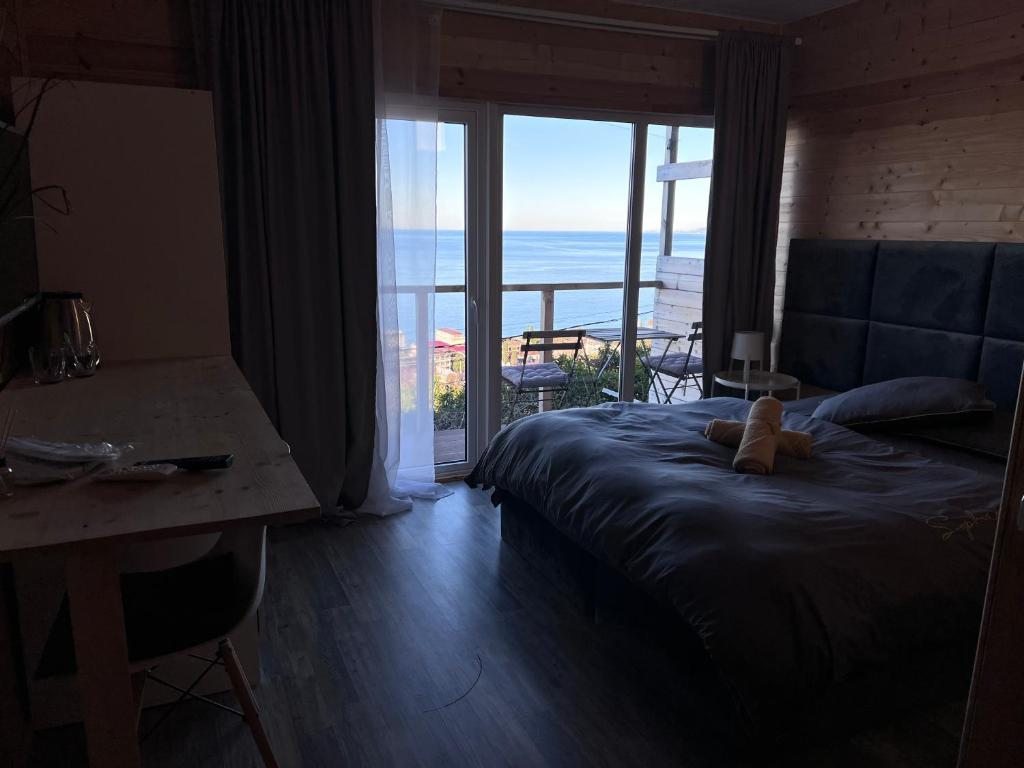 Двухместный (Двухместный номер с 1 кроватью или 2 отдельными кроватями и видом на море) гостевого дома VysotA, Гагра