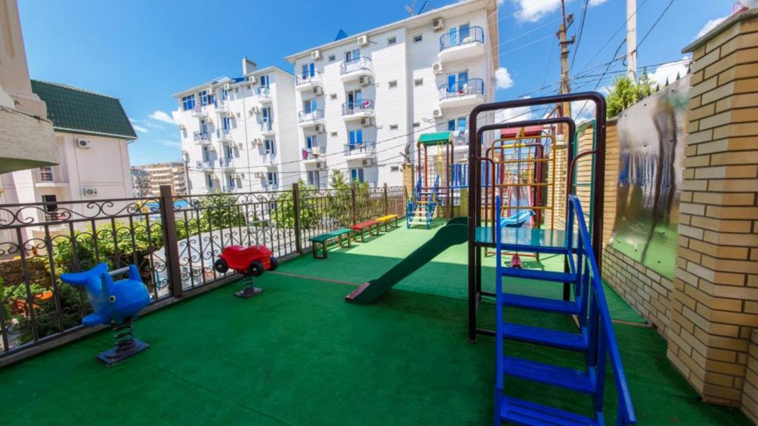 Детская площадка, Отель Христакис