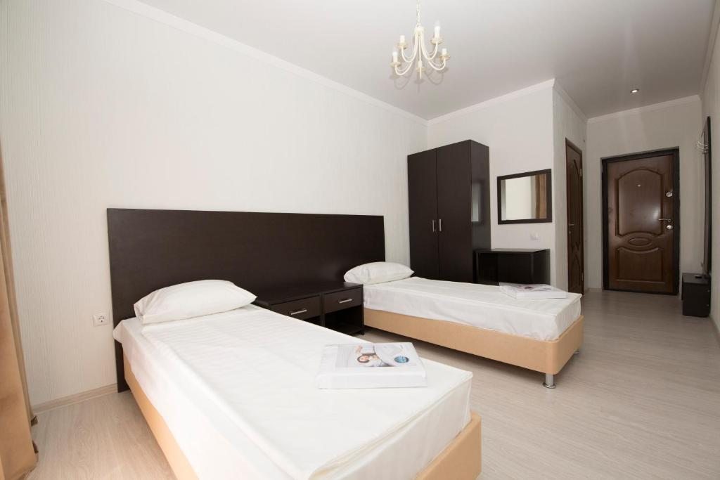 Двухместный (Двухместный номер Делюкс с 1 кроватью или 2 отдельными кроватями и балконом) отеля Отель Парадайз, Сухум