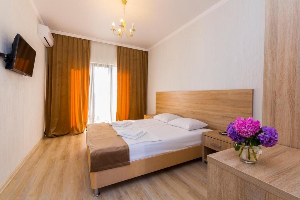 Двухместный (Двухместный номер Делюкс с 1 кроватью или 2 отдельными кроватями и балконом) отеля Отель Парадайз, Сухум