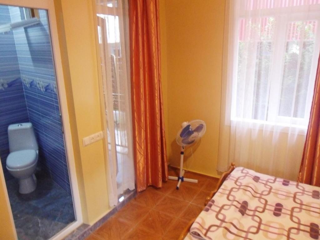 Двухместный (Двухместный номер с 2 отдельными кроватями и ванной) гостевого дома Guest House Nika, Кобулети