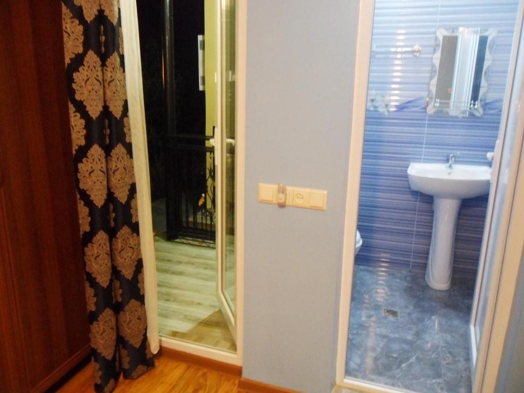 Трехместный (Трехместный номер с собственной ванной комнатой) гостевого дома Guest House Nika, Кобулети