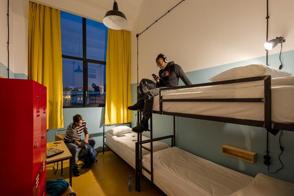 Номер (Кровать в общем 3-местном номере для мужчин и женщин) отеля Fabrika Hostel & Suites, Тбилиси