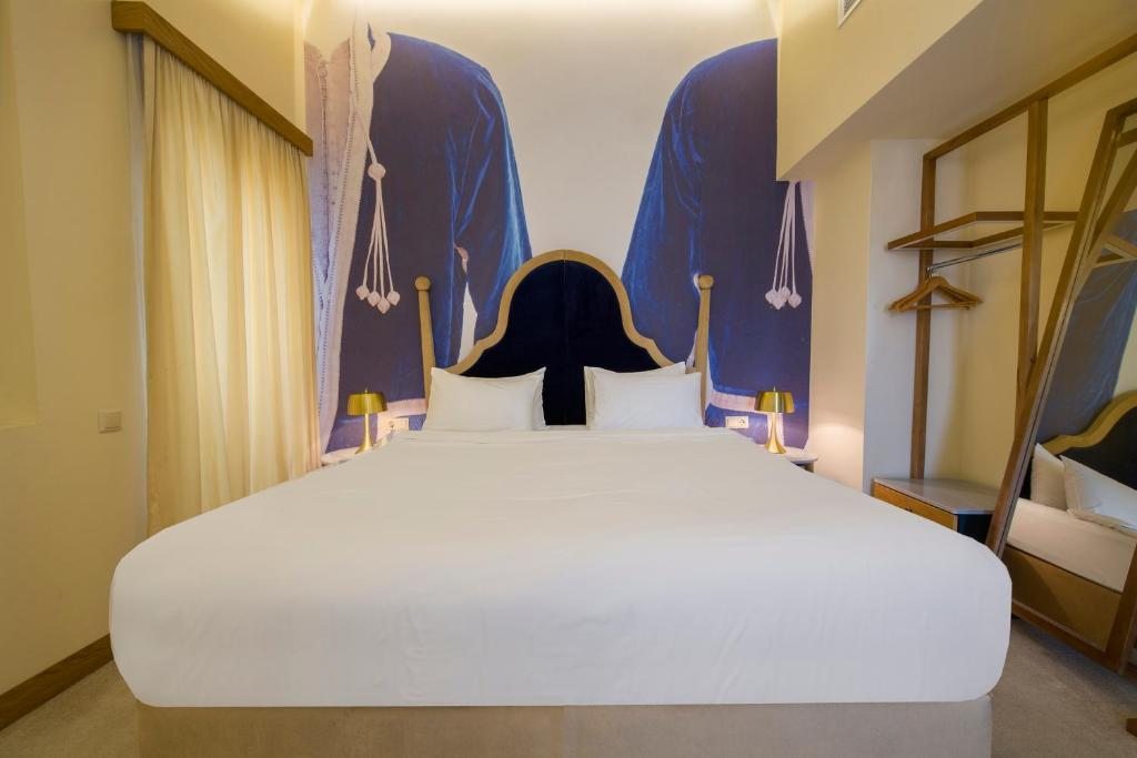 Двухместный (Улучшенный двухместный номер с 1 кроватью или 2 отдельными кроватями, террасой и гидромассажной ванной) отеля Folk by Tbilisi Luxury Boutique Hotels, Тбилиси