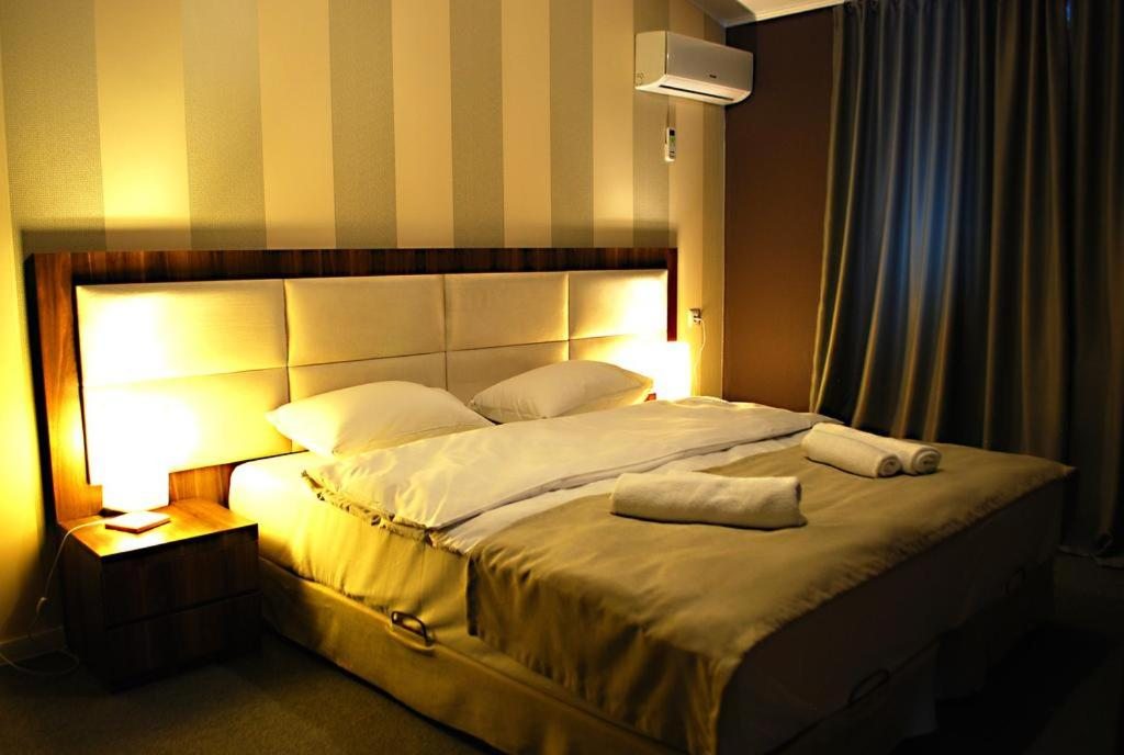 Двухместный (Двухместный номер Делюкс с 1 кроватью или 2 отдельными кроватями и балконом) отеля Hotel West, Тбилиси