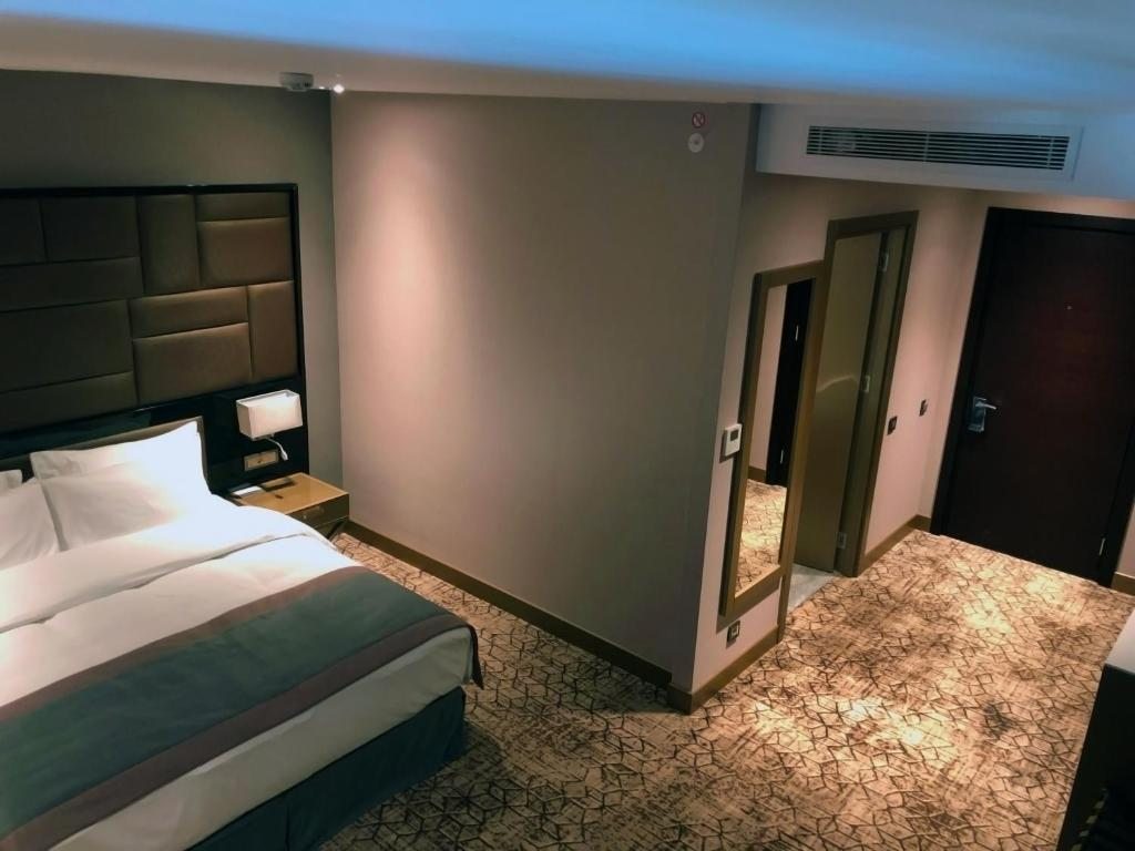 Двухместный (Номер с кроватью размера «king-size» – Подходит для гостей с ограниченными физическими возможностями) отеля Wyndham Grand Tbilisi, Тбилиси