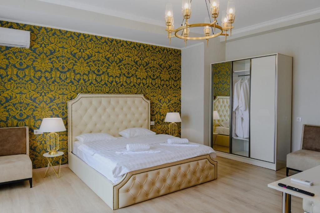 Сьюит (Улучшенный люкс с кроватью размера «king-size») отеля Golden Globe Boutique Hotel, Тбилиси