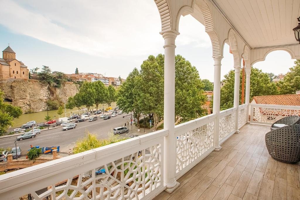 Old tbilisi hotel. Дворец Орбелиани Тбилиси. Терраса Орбелиани. Отель Олд Тбилиси. Тбилиси особняк.