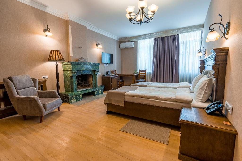 Двухместный (Двухместный номер Делюкс с 1 кроватью или 2 отдельными кроватями и балконом) отеля Hotel Imperial House, Тбилиси
