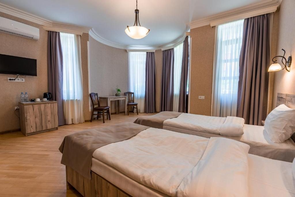 Двухместный (Улучшенный двухместный номер с 1 кроватью или 2 отдельными кроватями и балконом) отеля Hotel Imperial House, Тбилиси
