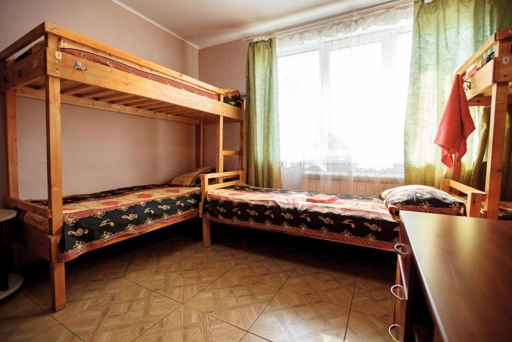 Номер (Односпальная кровать в общем мужском номере) хостела Агат, Омск