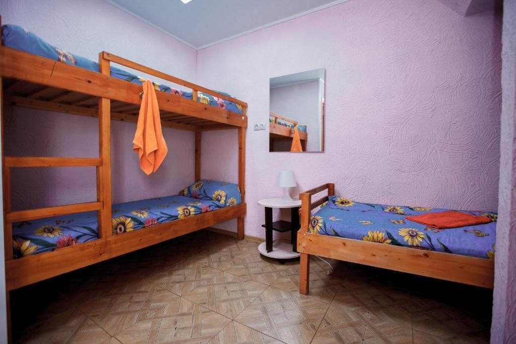 Номер (Спальное место на двухъярусной кровати в общем номере для женщин) хостела Агат, Омск