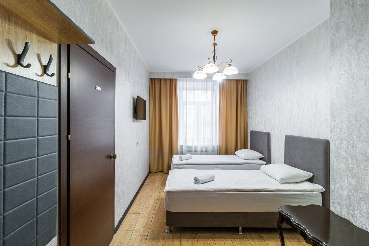 Двухместный (Стандартный номер с двумя односпальными кроватями 15, 16) гостиницы На Октябрьской, Омск