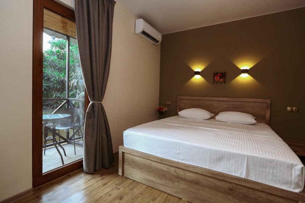 Двухместный (Двухместный номер Делюкс с 1 кроватью и балконом) отеля EZO Hotel, Тбилиси
