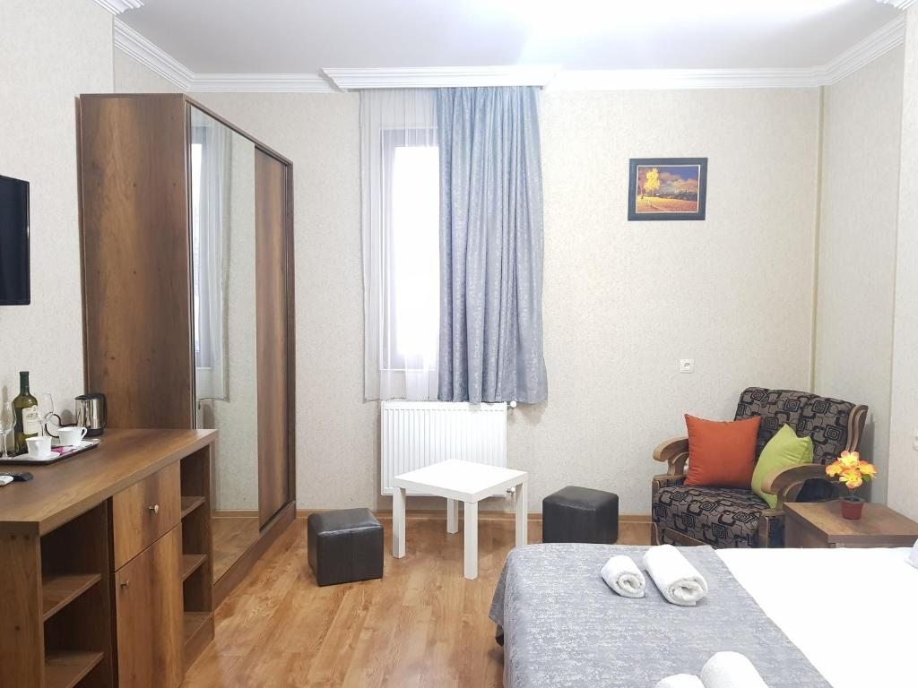 Двухместный (Улучшенный двухместный номер с 1 кроватью или 2 отдельными кроватями и террасой) отеля Gold Line Hotel, Тбилиси