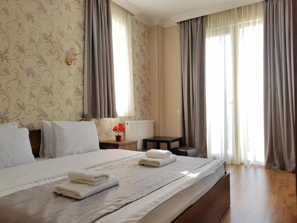 Двухместный (Двухместный номер Делюкс с 1 кроватью и балконом) отеля Gold Line Hotel, Тбилиси