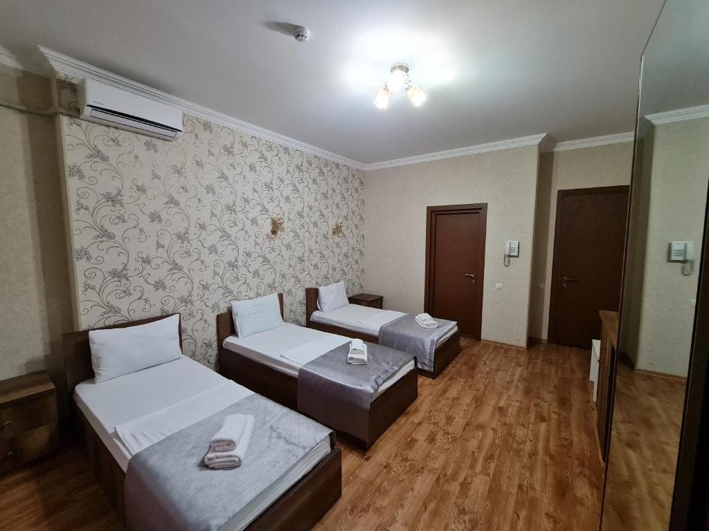 Трехместный (Классический трехместный номер) отеля Gold Line Hotel, Тбилиси