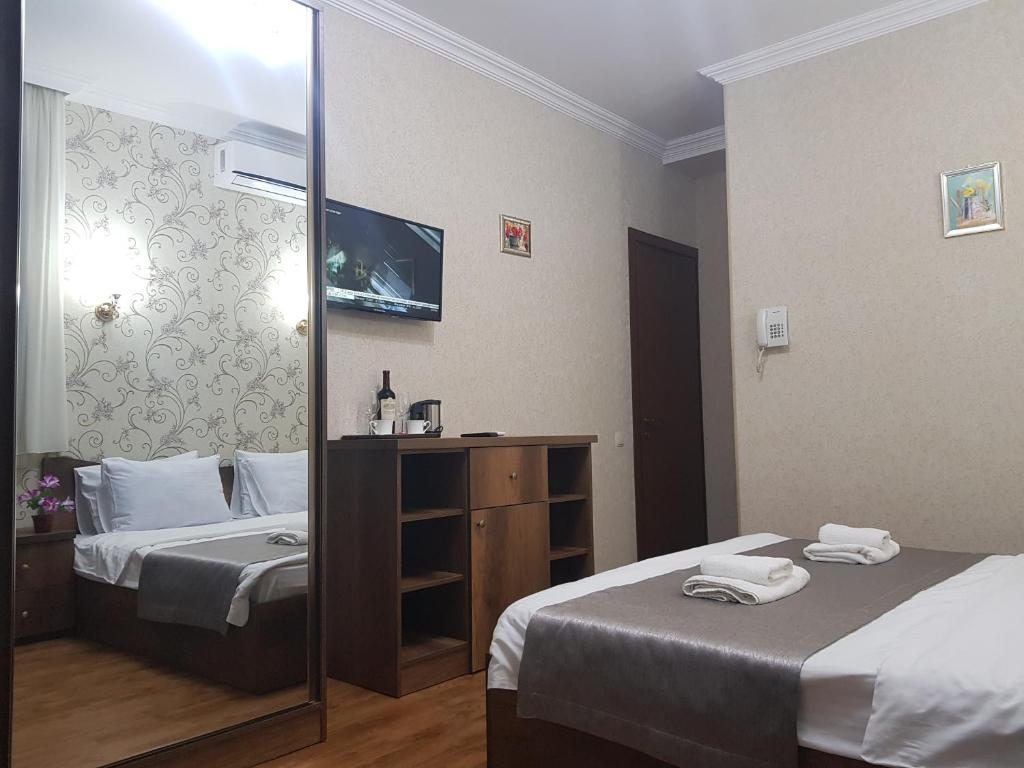 Двухместный (Двухместный номер Делюкс с 1 кроватью и балконом), Gold Line Hotel