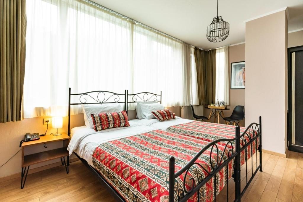 Двухместный (Двухместный номер с 1 кроватью или 2 отдельными кроватями, вид на горы) отеля Hotel Flower, Тбилиси