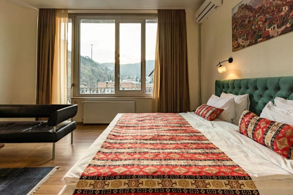 Двухместный (Номер с кроватью размера «king-size» и балконом) отеля Hotel Flower, Тбилиси