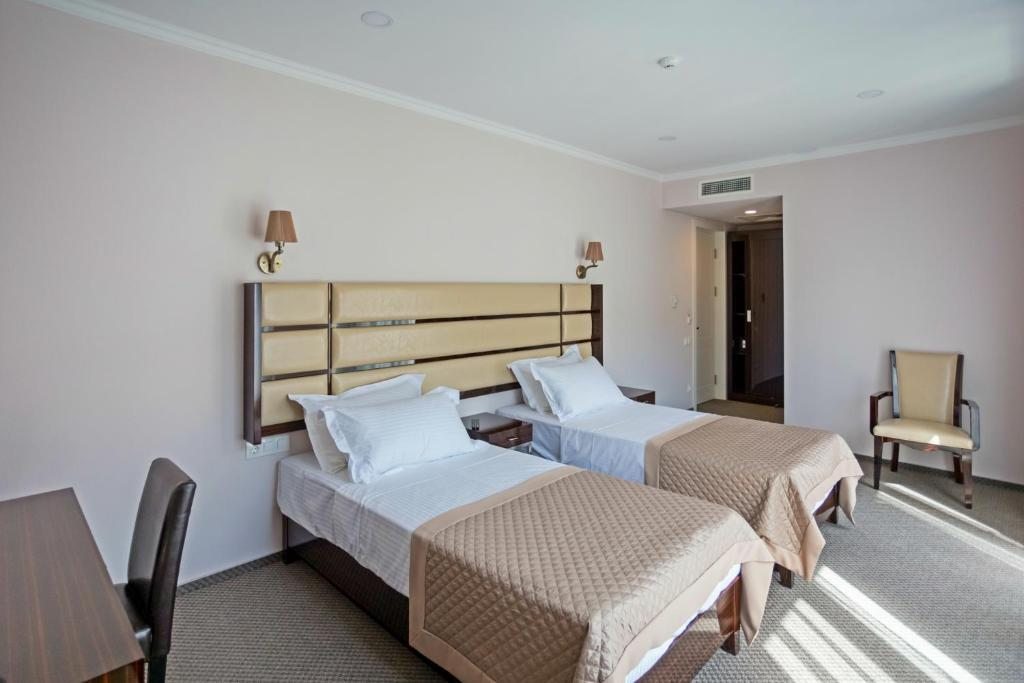 Двухместный (Двухместный номер «Комфорт» с 1 кроватью или 2 отдельными кроватями и балконом) отеля Hotel Genio, Тбилиси