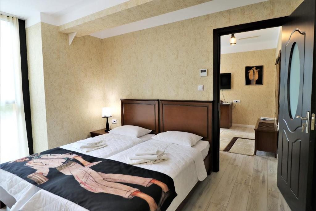 Двухместный (Улучшенный двухместный номер с 2 отдельными кроватями) отеля Hotel Liberty Theatre, Тбилиси