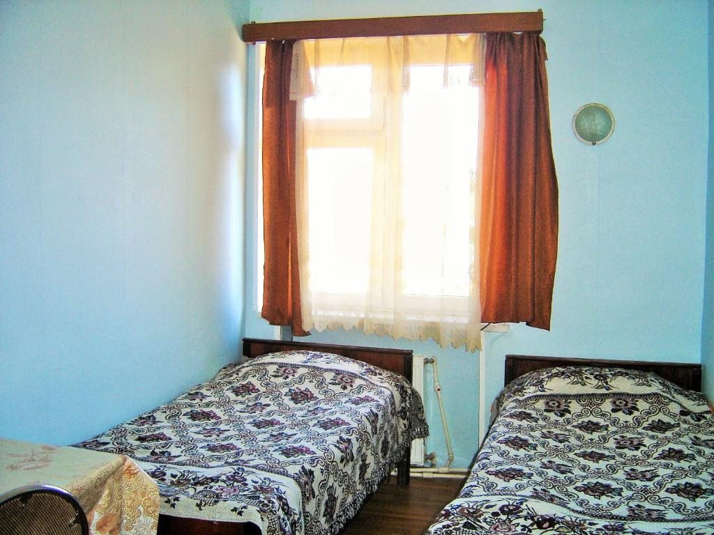 Двухместный (Двухместный номер с 2 отдельными кроватями и общей ванной комнатой) отеля Hotel Lilo near Airport, Тбилиси